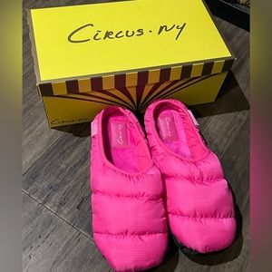 ⚠️2/20 New in box Circus NY hot pink slippers sz 7